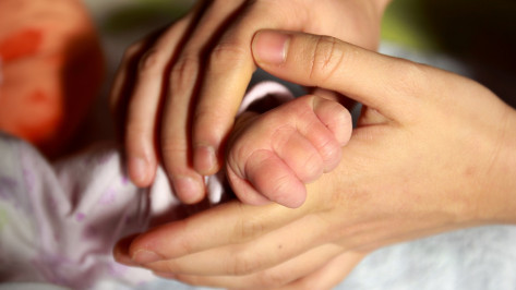 Жаловалась на почечную колику: в Воронеже родила женщина, не знавшая о своей беременности