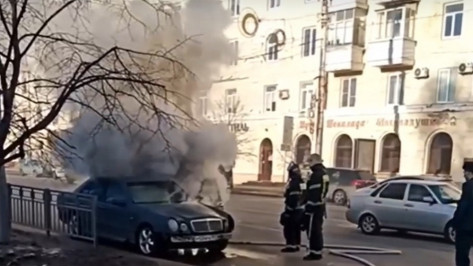 Mercedes загорелся в центре Воронежа