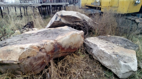 В Воронеже строители нашли камень с патриотическими надписями времен войны