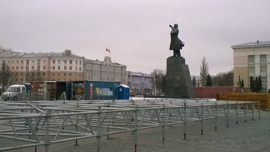 На главной площади Воронежа приступили к установке катка