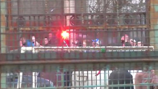 Воронежские фанаты устроили шествие вокруг липецкого стадиона (ВИДЕО)