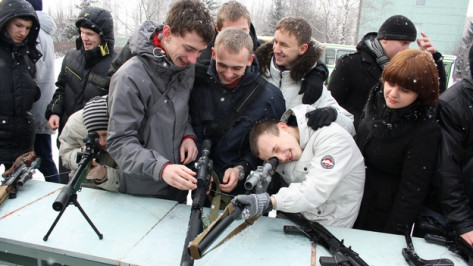 Воронежским призывникам дали подержать боевое оружие 