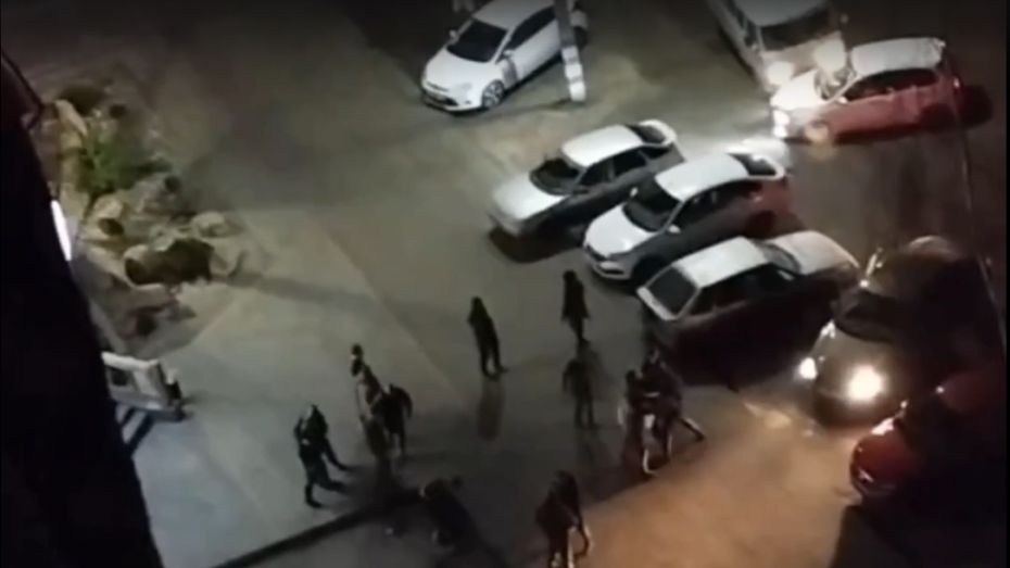 Воронежец снимал на видео массовую драку у бара и случайно запечатлел автомобильную аварию