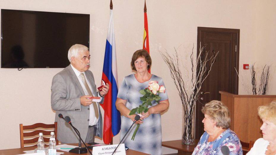Жительницу Хохольского района наградили международным почетным знаком «Комсомольская слава»