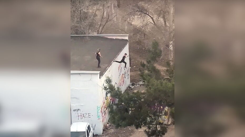Прыжки детей с крыши рядом со школой сняли на видео в Воронеже
