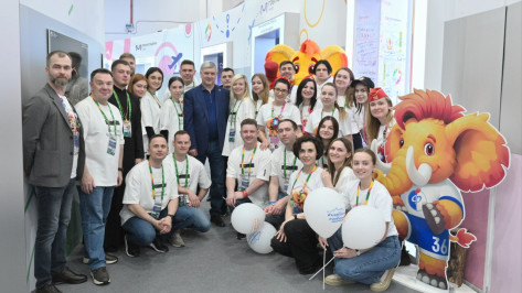 Губернатор Александр Гусев посетил стенд Воронежской области на Всероссийском фестивале молодежи в Сочи