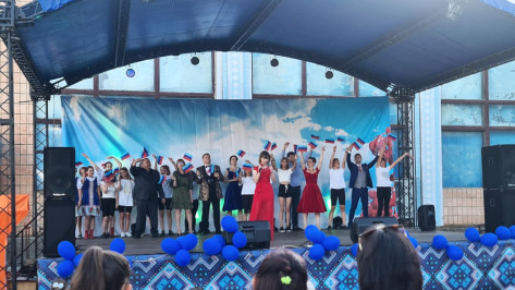 Воронежские артисты выступили с концертом в ЛНР накануне Дня молодежи