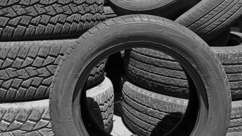 Ночью в Воронеже на складе с резиной произошел пожар