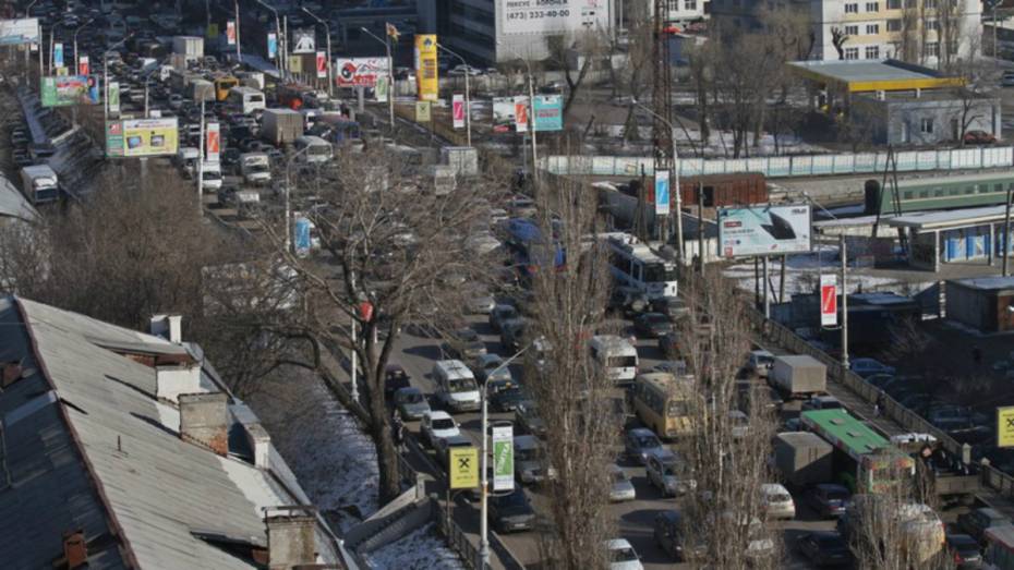 Мэр Воронежа заявил о необходимости уменьшить число автомобилей в городе