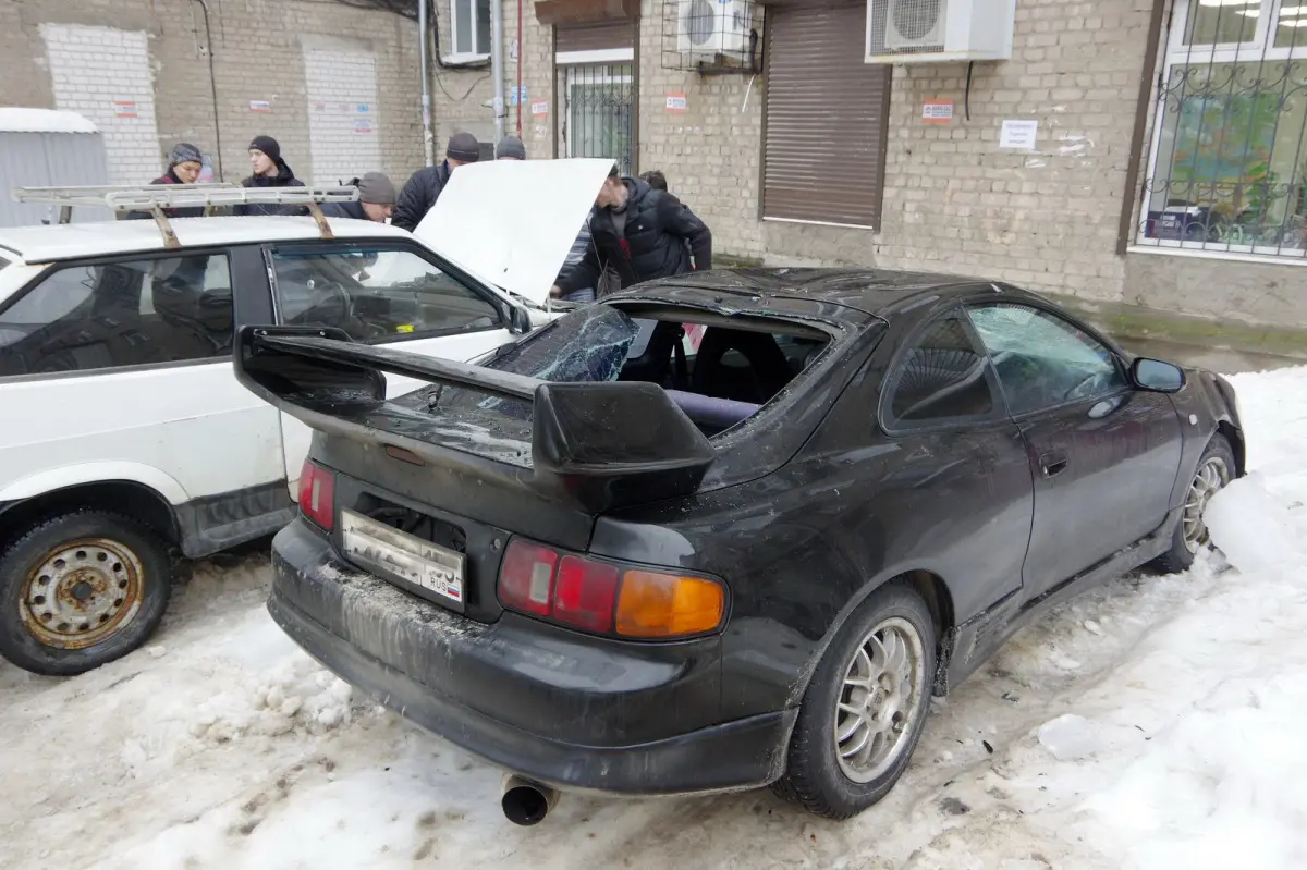 На улицу выйти страшно». В Воронеже сосульки разбили 6 автомобилей во дворе  пятиэтажки