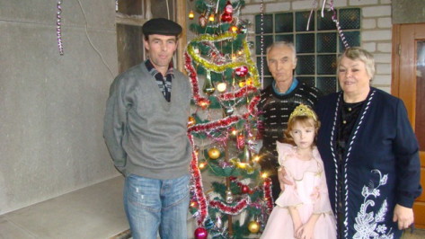 Семейная пара из Новохоперска уже 33 раз отмечает Новый год с одной елкой