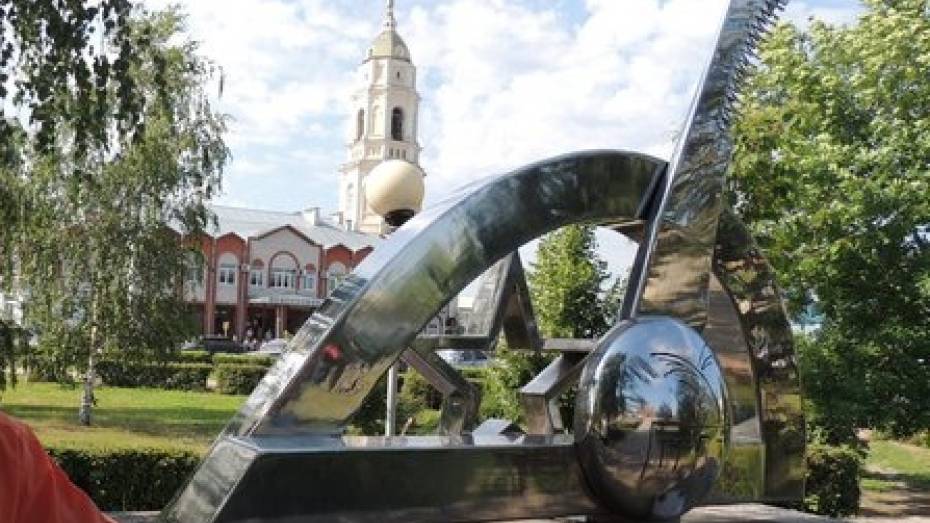 Суд в Воронежской области отклонил жалобу на мэра Россоши из-за шляпы с орлиным пером 