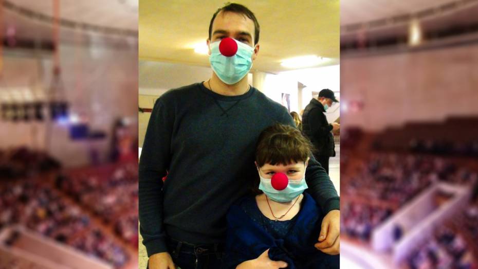 Посетители воронежского цирка перед представлением получили медицинские маски