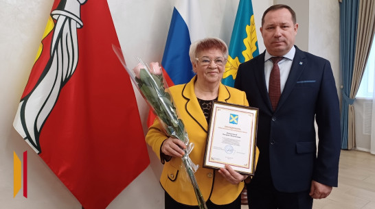 Главу хохольского села Яблочное Татьяну Копытину поблагодарили за многолетнюю муниципальную службу