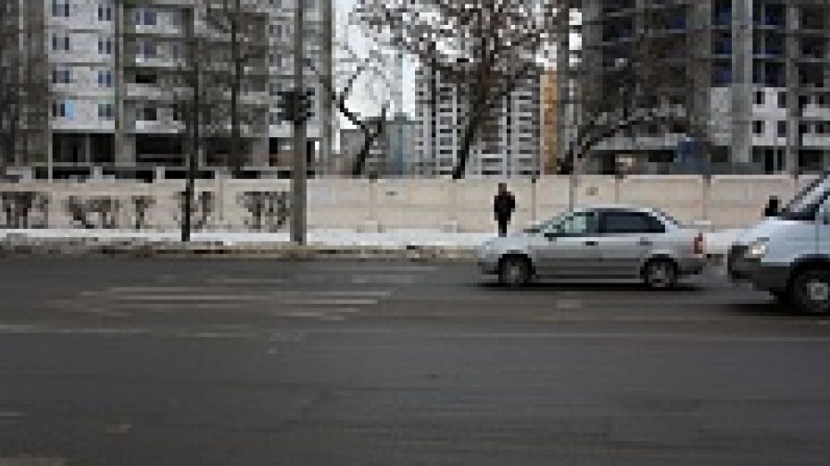 Дорожная среда: Пешеходный переход на пересечении улиц Ворошилова и Бахметьева