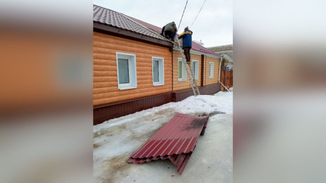 В Воронеже начали ремонтировать крышу дома, поврежденную сбитым украинским беспилотником