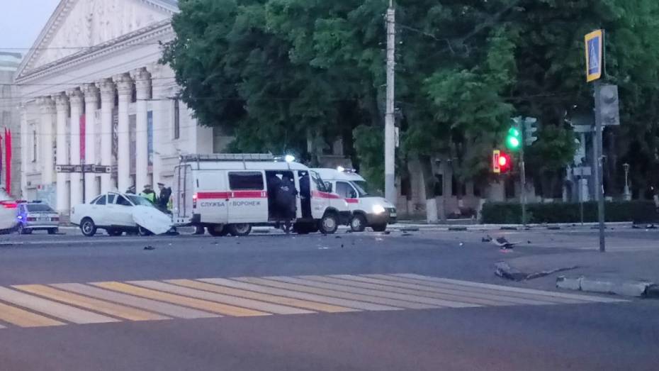 В ДТП на площади Ленина в Воронеже пострадали 2 человека
