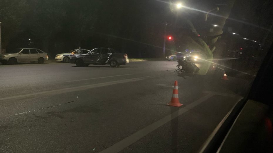Мощный мотоцикл BMW и «Приора» столкнулись в Воронеже: пострадали оба водителя