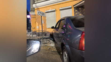 В Воронеже Renault влетел в металлическое ограждение