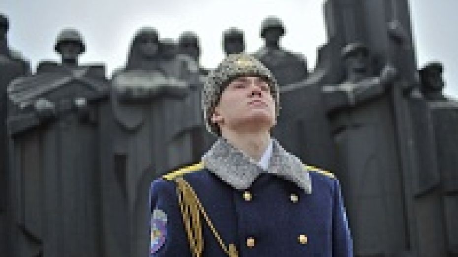Воронежские власти, ветераны и военные возложили венки к могиле Неизвестного солдата