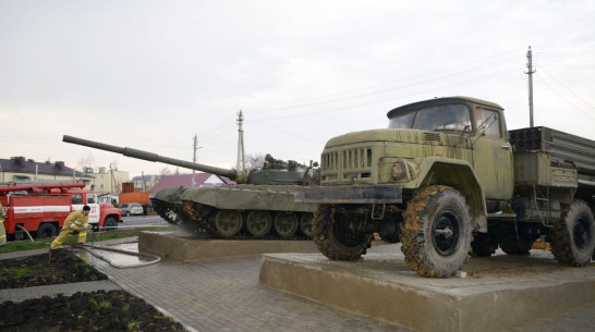 В Воробьевке в сквере Воинской Славы установили танк и военный комплекс «Град»