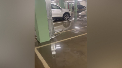В воронежском ЖК «Ключи Club» на бульваре Содружества затопило парковку