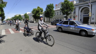 Воронежские велосипедисты проехали по городу в деловых костюмах