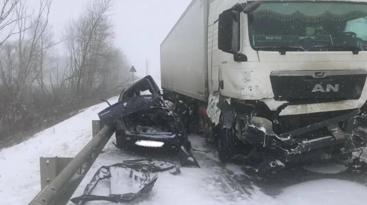 В Воронежской области 25-летний водитель Renault Logan погиб в ДТП с  грузовиком