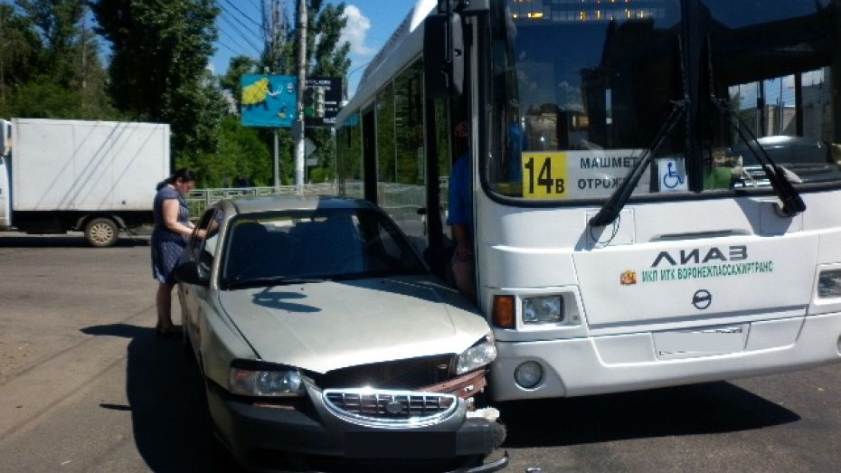 В Воронеже столкнулись маршрутный автобус и иномарка