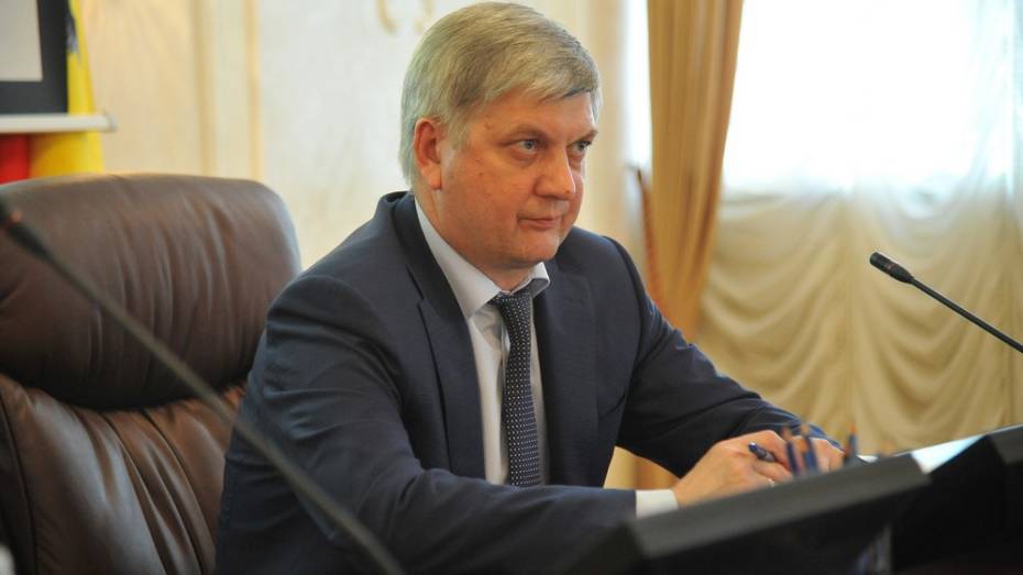 Доходы мэра Воронежа Александра Гусева в 2015 году упали на полмиллиона рублей
