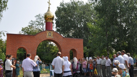 На центральном кладбище Эртиля построена кирпичная арка с золотым куполом и крестом и металлическими воротами