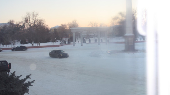 В Воронежской области оштрафовали кружившего вокруг стелы водителя Toyota