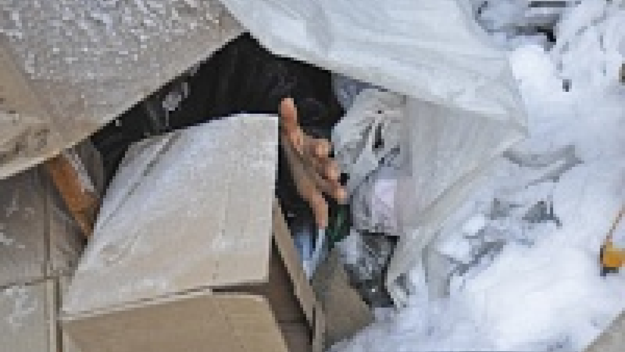 Воронежский бездомный променял официальный пункт обогрева на картонный шалаш
