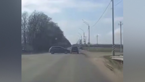 Появилось видео страшной аварии с перевернувшейся на крышу «Ладой» под Воронежем
