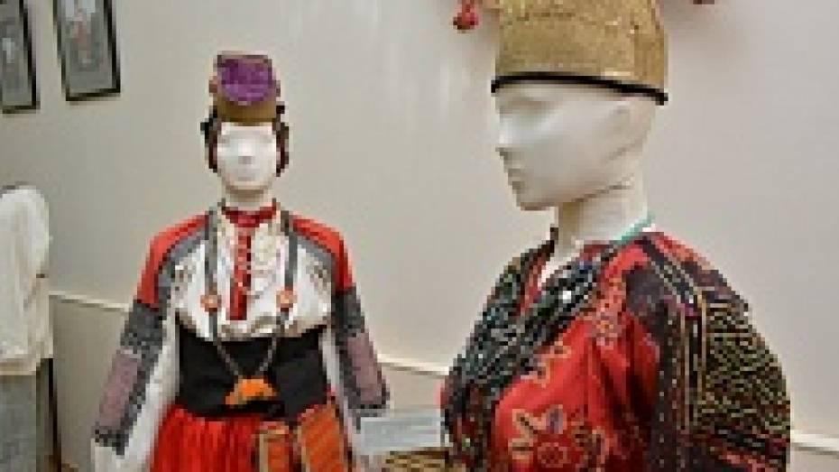 В Острогожском музее открылась выставка «Праздничный костюм Воронежской губернии»