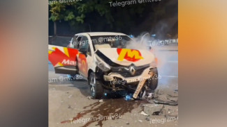 Выжал педаль в пол: в центре Воронежа таксист на Renault влетел в Audi: видео