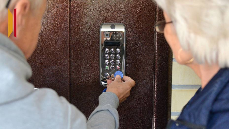 В Воронеже пожилая пара «заменила» домофон за 3 млн рублей