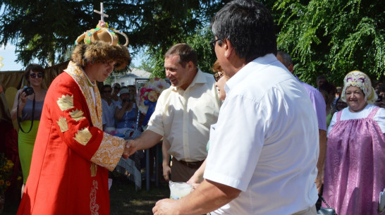 Глава Репьевского поселения на празднике села выступил в роли царя