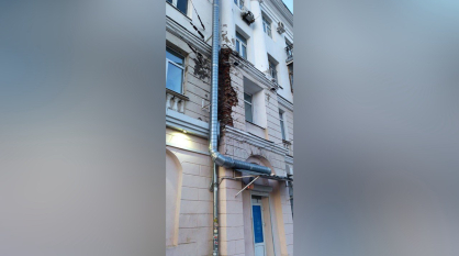 Фасад дома обрушился на тротуар на оживленной улице в центре Воронежа