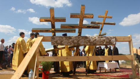 В хохольском селе освятили кресты и колокола нового храма