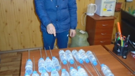 Через забор колонии в Воронежской области пытались перебросить алкогольный «букет»