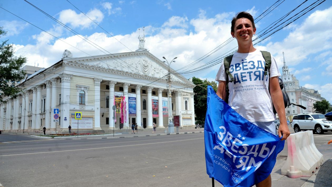 Мерз, стирал ноги в кровь. Бегущий из Петербурга на Эльбрус марафонец прибыл в Воронеж