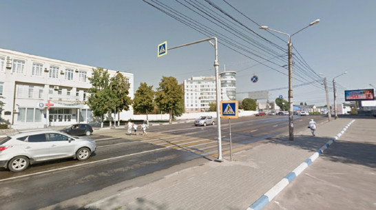 В центре Воронежа автомобиль на большой скорости едва не сбил 2 пешеходов на «зебре»