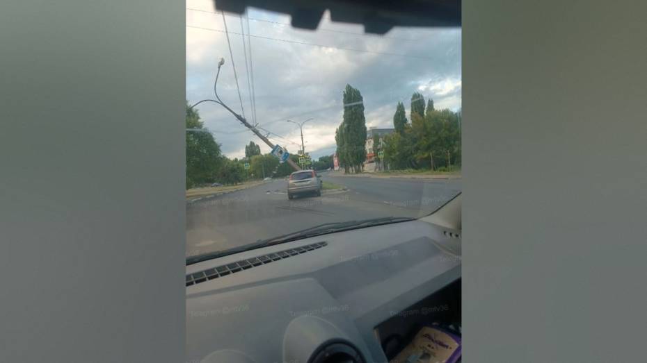 В Воронеже разыскивают водителя Ford, снесшего столб
