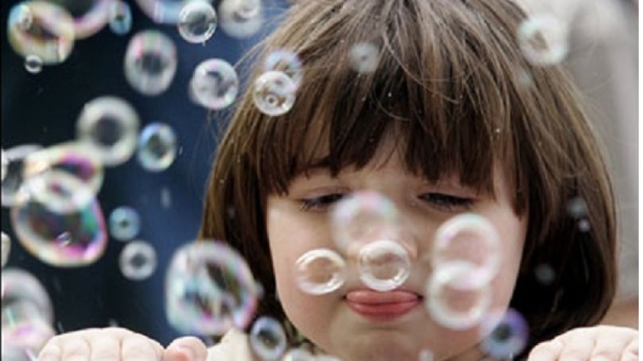 Пятилетнюю американку отчислили из детского сада за мыльные пузыри