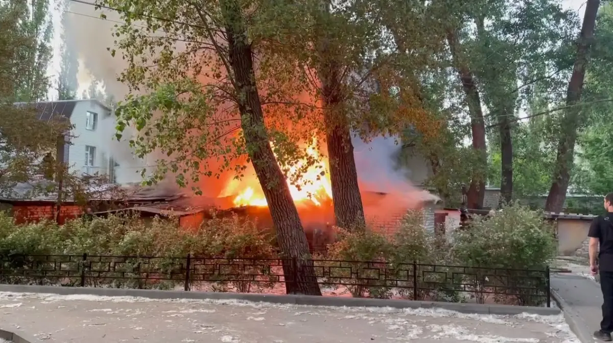 В Воронеже на улице Минской загорелись сараи: видео