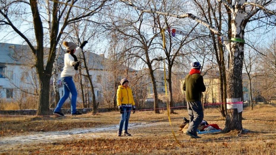 В Бутурлиновке любители активного отдыха осваивают ходьбу по стропе