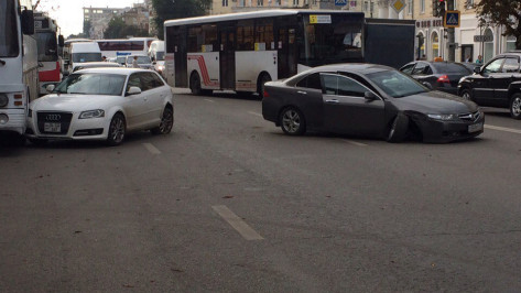 Центр Воронежа встал в пробке из-за аварии с пассажирским автобусом