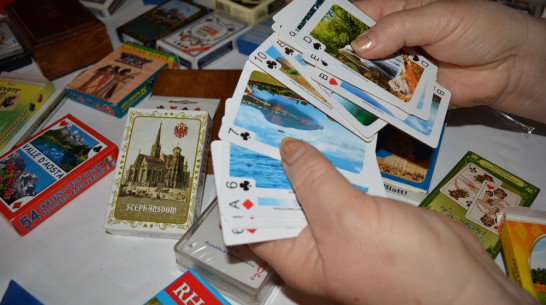 Жительница Нижнедевицка собрала коллекцию сувенирных карт