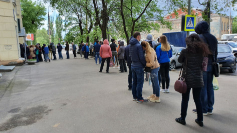 Воронежцы приняли «санитарную дистанцию» рядом с наркодиспансером за очередь